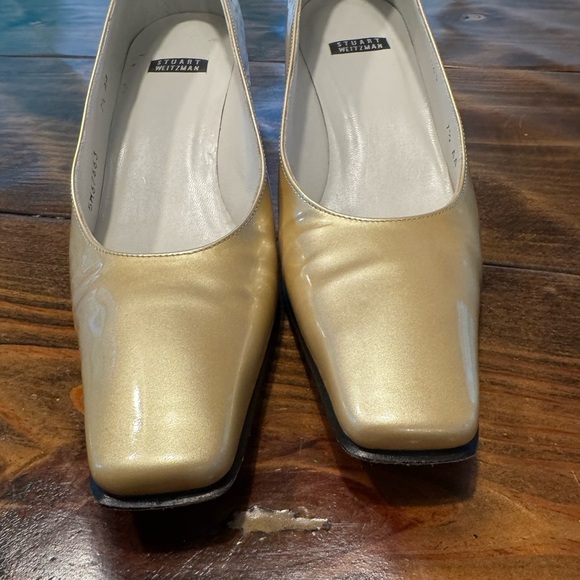 STUART WEITZMAN~pearly gold patent leather~MID-HEEL SHINY GOLD PUMP SHOES 7.5N - Picture 7 of 11